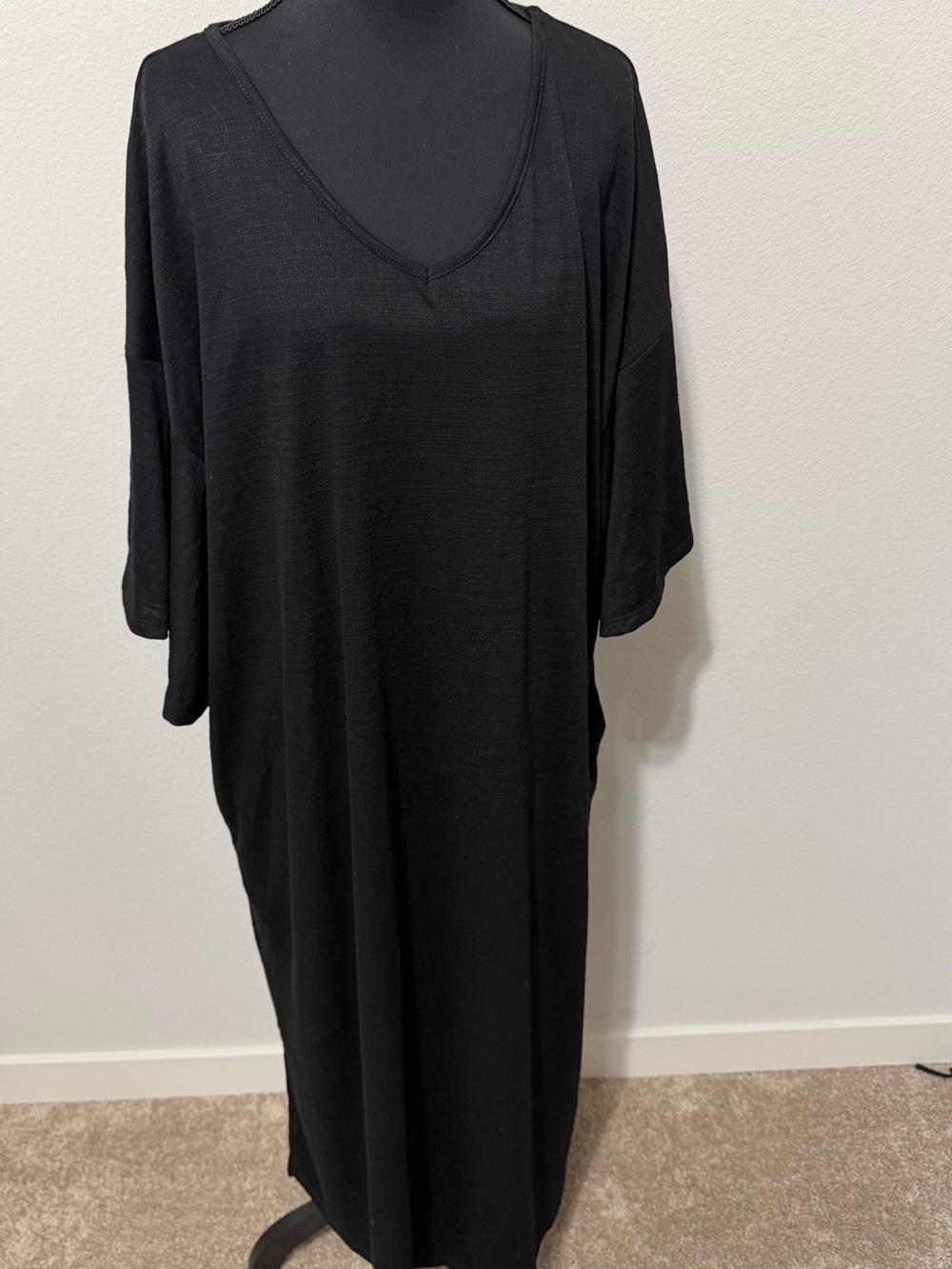 NWOT Women's Oversized V-Neck Knit Caftan with pockets — black SU1